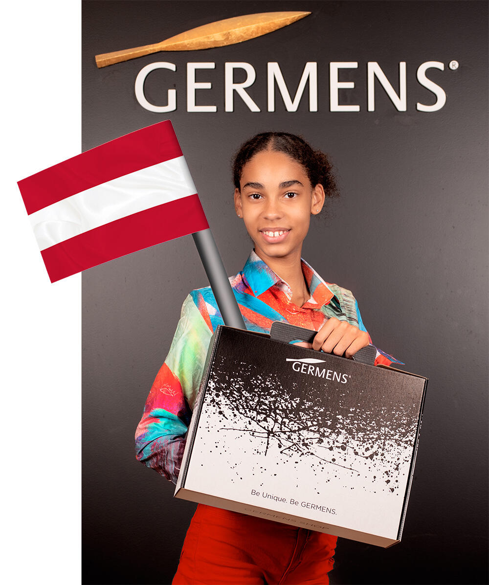 GERMENS artfashion liefert nach Österreich - Nayara König hält einen Versandkarton und die Flagge von Österreich