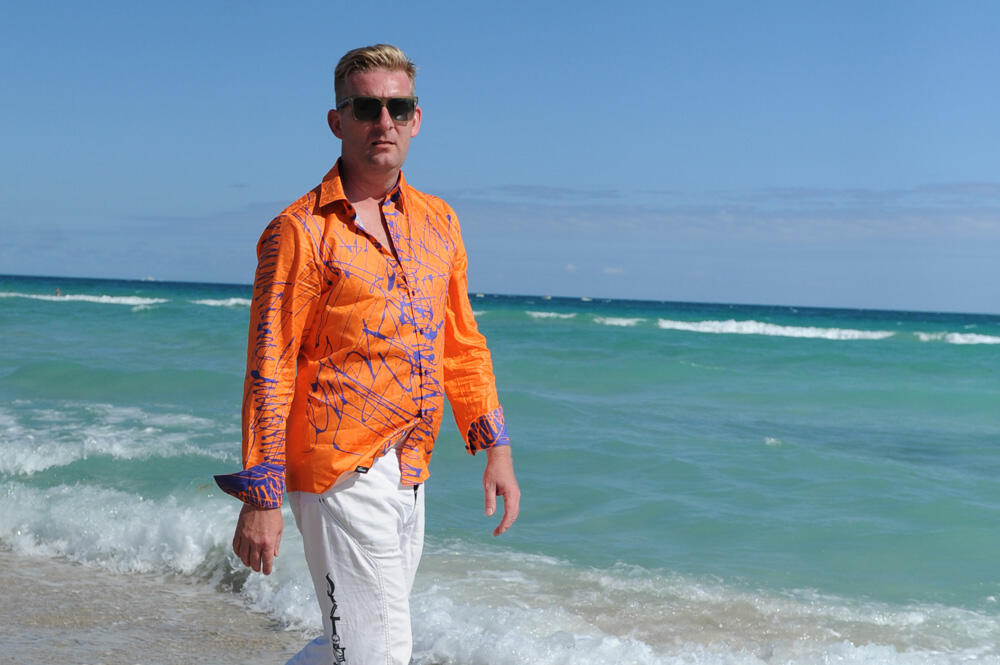 René König in Miami Beach im Hemd DENADA ORANGE