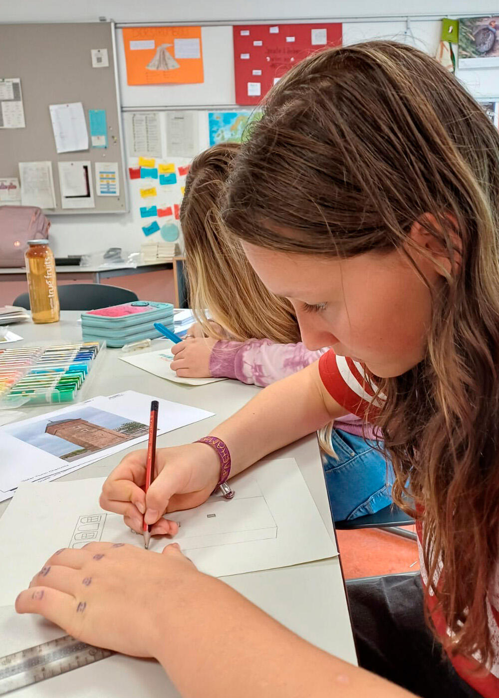 Mädchen malt den Roten Turm nach einer Fotovorlage im Rahmen des Projektes "Chemnitzer Bauwerke werden zu tragbaren Kunstwerken"